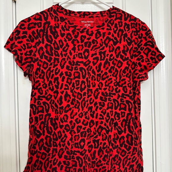 Banana Republic Women’s Short Sleeve T-Shirt XS Red Leopard Animal Print Top - Picture 2 of 5